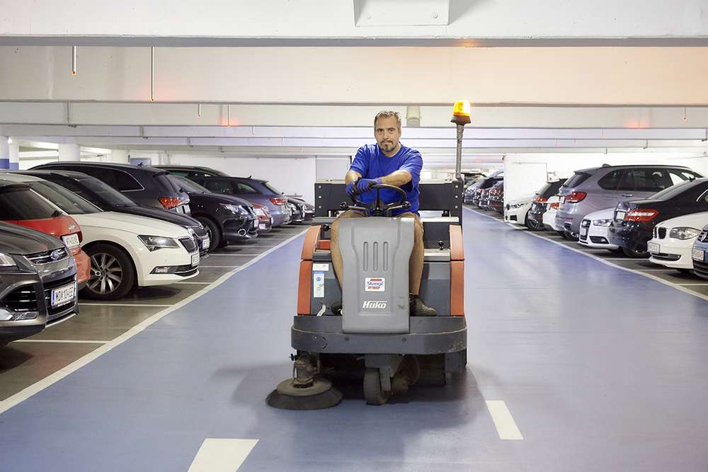 Mann sitzt auf einem Reinigungsgerät in einer BOE Garage