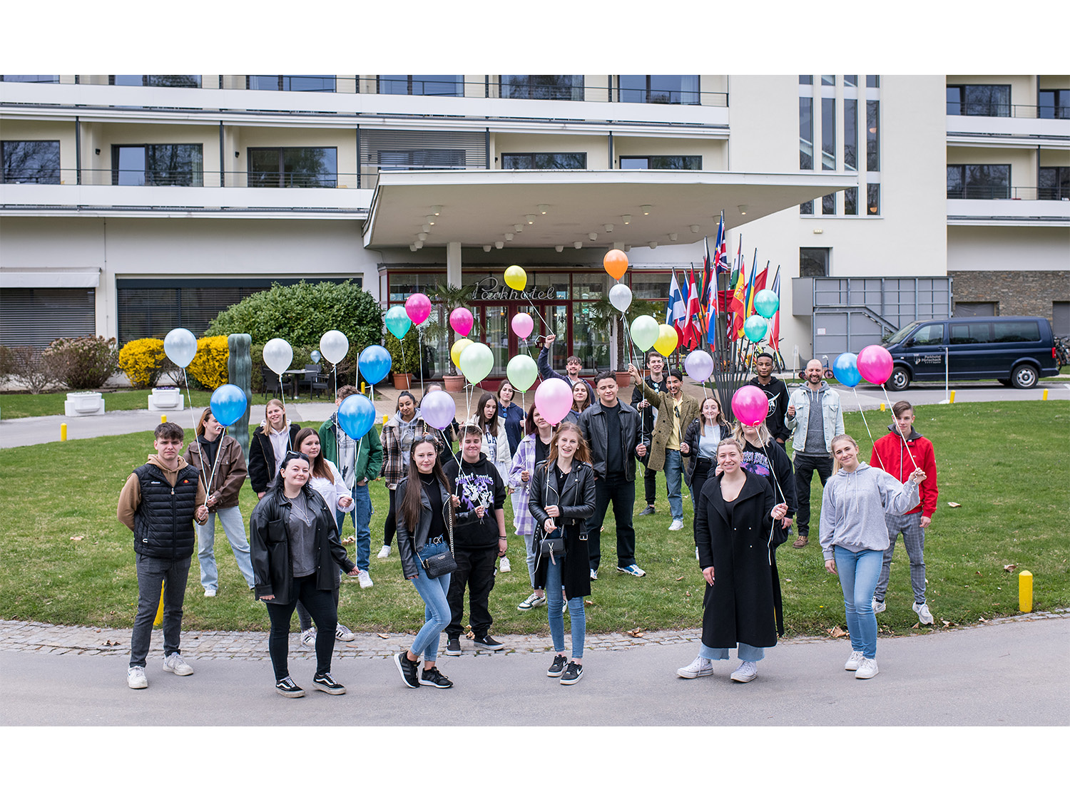 Gruppenfoto von Lehrlinge mit Luftballons