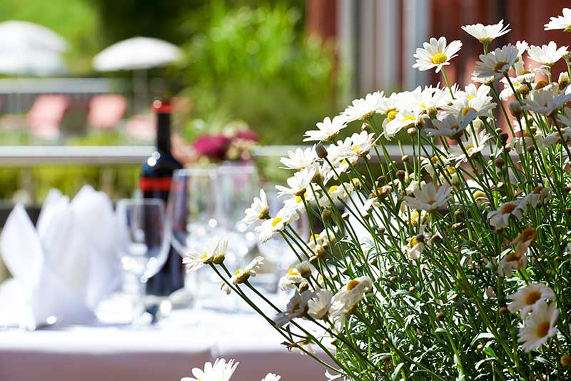 aufgedeckter Tisch verschwommen im Hintergrund