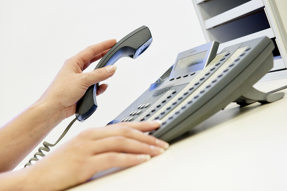 Hand auf einem Telefon