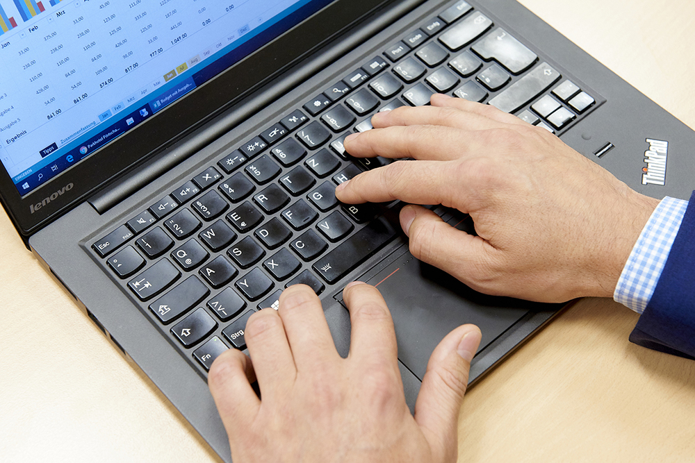 Haende auf einer Laptop Tastatur